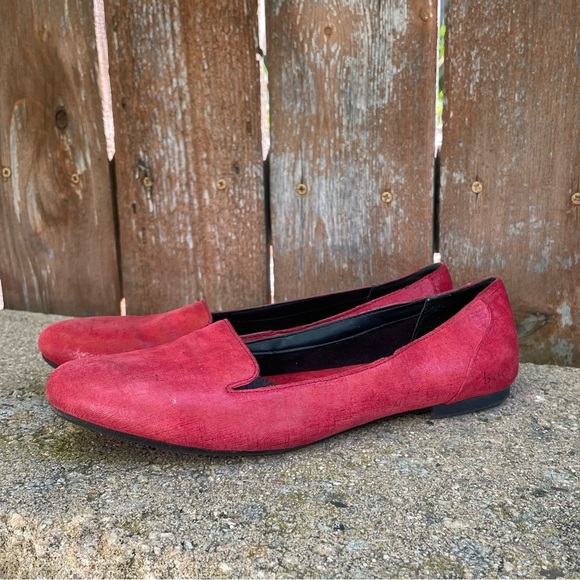 BORN BOC Women's Red Shimmer Loafer Slip On Shoe Size 7 - Picture 1 of 11